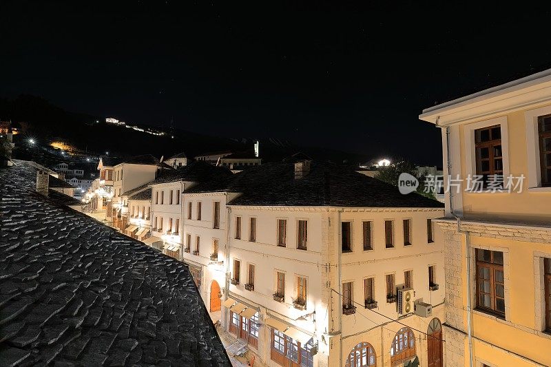 沿着老城区的Rruga Gjin Zenebisi街的夜景，可以看到城市的上部。gjirokaster -阿尔巴尼亚- 189